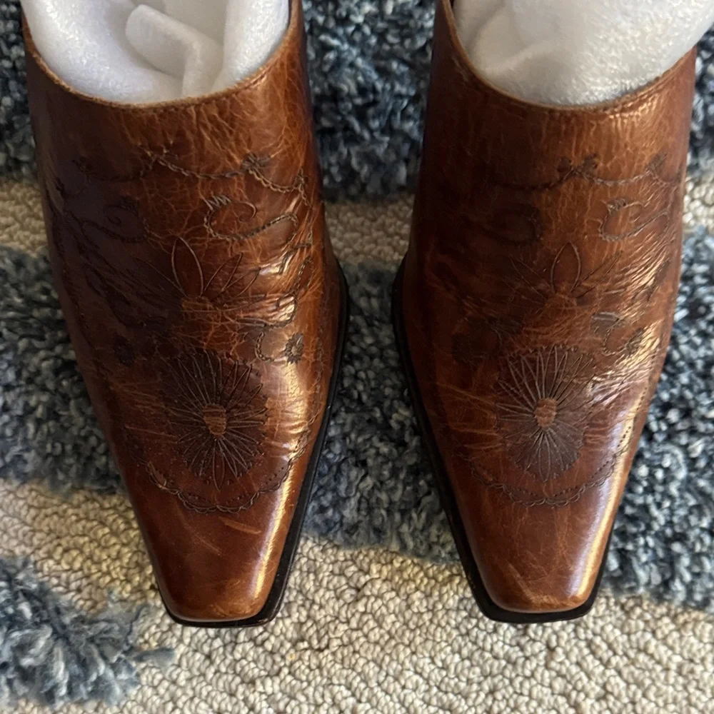 Antonio Melani Embossed Brown Leather Mules - Picture 3 of 8